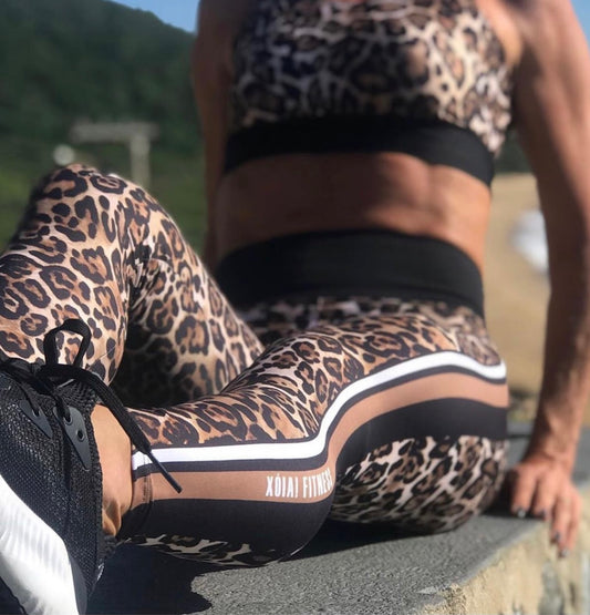 Legging Leopard - seated detail view